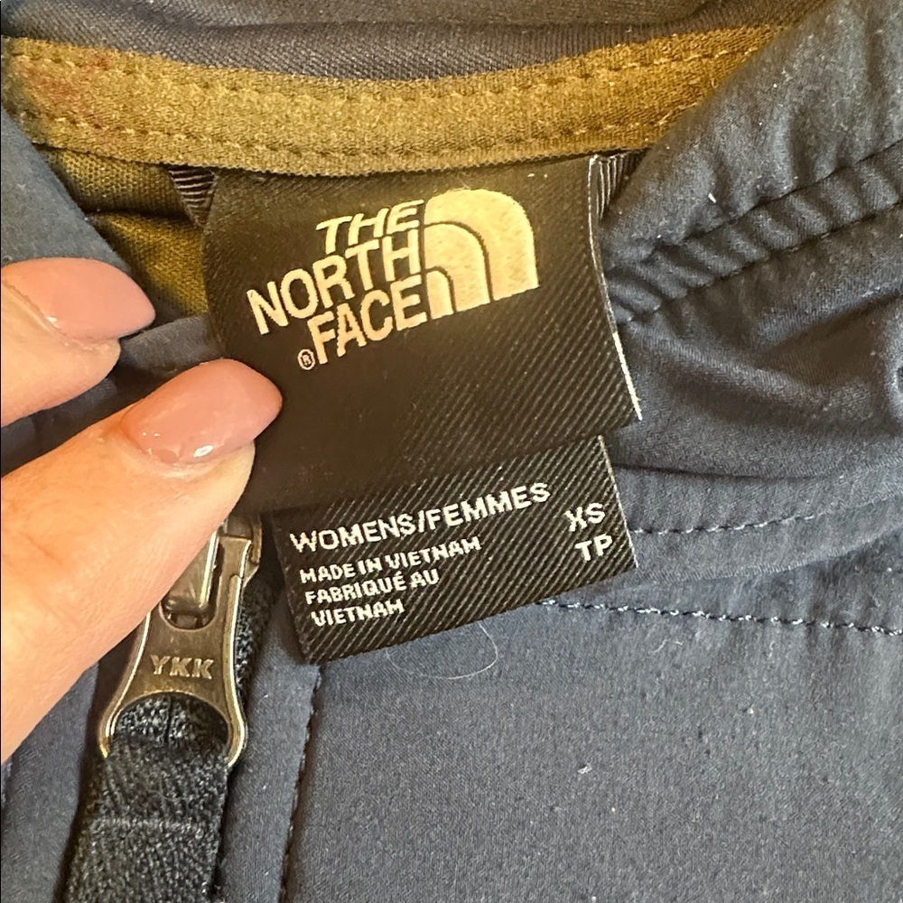 North Face Lightweight Hooded Jacket Women’s Xsmall with zip pockets - Picture 3 of 5